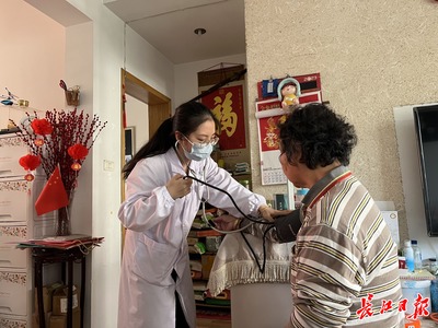 電話解惑、上門服務(wù) 硚口家庭醫(yī)生團(tuán)隊(duì)，做居民的“私人”健康顧問(wèn)